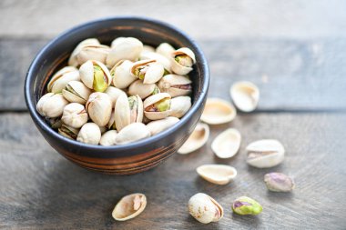 Gri masada antep fıstığı ile koyu fincan