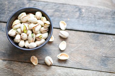 Gri masada antep fıstığı ile koyu fincan