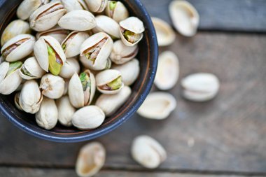 Ahşap masa üzerinde antep fıstığı ile fincan Closeup görünümü