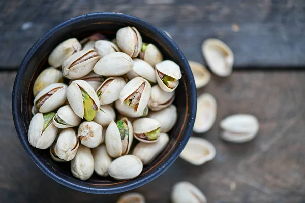 Closeup View Cup Pistachios Wooden Table — Stock Photo, Image