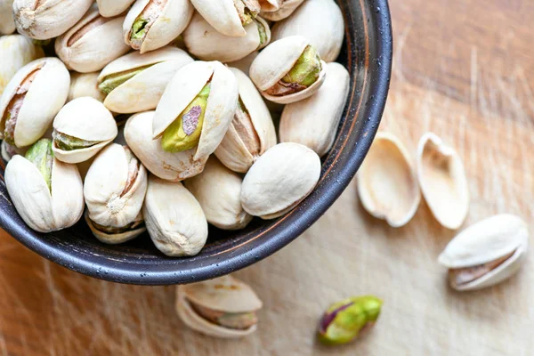 Closeup View Cup Pistachios Wooden Table — Stock Photo, Image