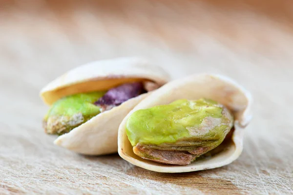 Close Upweergave Van Pistachenoten Met Schelpen Houten Tafel — Stockfoto