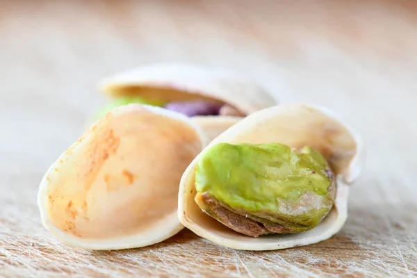 Close Upweergave Van Pistachenoten Met Schelpen Houten Tafel — Stockfoto