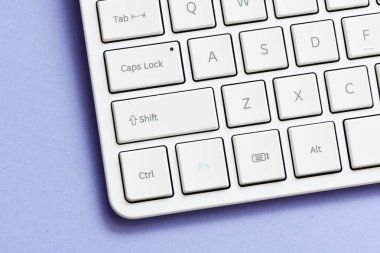 Mavi masaüzerinde dizüstü bilgisayar klavyesi