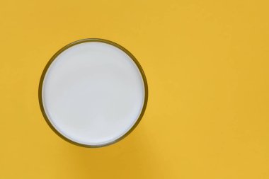 Sarı zemin üzerine süt