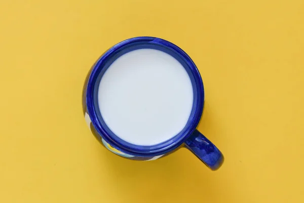 Blaue Tasse Milch Auf Gelbem Hintergrund — Stockfoto