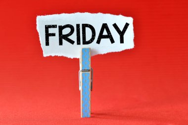 kırmızı arka plan üzerinde cuma yazı ve bez pin yakın görünümü