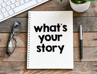 işyerinde hikaye yazınız wats ile dizüstü üst görünümü