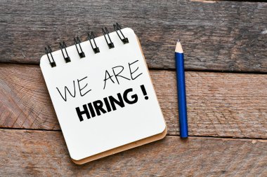 biz ahşap masa üzerinde yazı ve kalem işe ile defter üst görünümü