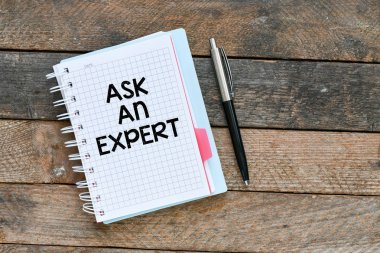 Masa üzerinde bir uzman yazıt sormak ile dizüstü üst görünümü