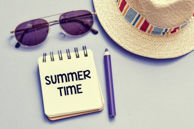 masada yaz saati yazıt ile dizüstü üst görünümü