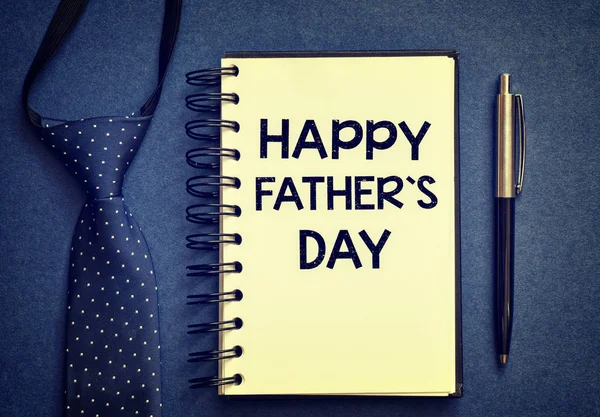 笔记本的顶视图与快乐的父亲日铭文在桌子上 — 图库照片