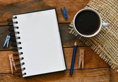 Masada pimli, kalemli ve sehpalı boş not defteri