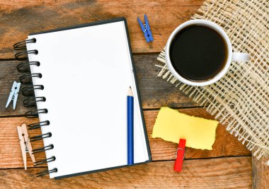 Masada pimli, kalemli ve sehpalı boş not defteri