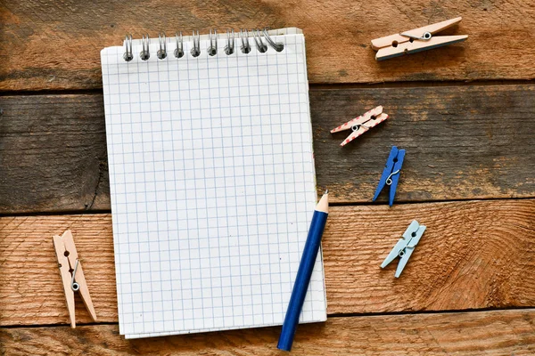 Lanablank Kladblok Met Pennen Potlood Tafel — Stockfoto