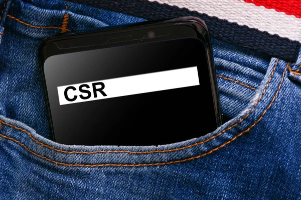 Csrテキスト付きジーンズポケットのスマートフォン — ストック写真