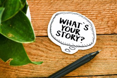 Tahta zemin üzerinde yazı, kalem ve saksı bitkisi olan beyaz konuşma kabarcığı