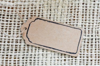 Çuval masasında karton etiket