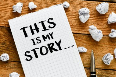 Kağıt ve kalemle ahşap masa