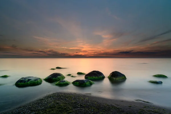 Wspaniały Seascape Zachodzie Słońca Kamieniami Pokryte Wodorosty — Zdjęcie stockowe