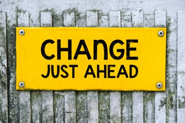 Sarı kurdeleli ve hemen önümüzde kırsal yüzeyde harfler var.