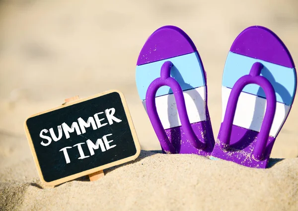 Flipflops Sand Und Schriftzug Zur Sommerzeit — Stockfoto