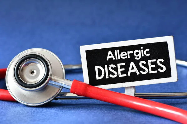 Stetoskop Alerjik Hastalıklar Yazı Ile Küçük Bir Işaret — Stok fotoğraf