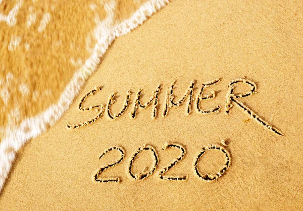 Sommer 2020 Schriftzug Auf Sand Mit Surfwelle — Stockfoto