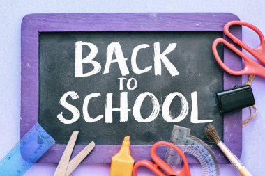 okula geri yazı ile tebeşir tahtası üzerinde üst görünümü