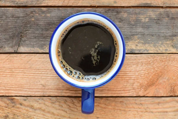 木桌表面用木板放在杯子中的热棕色咖啡 — 图库照片