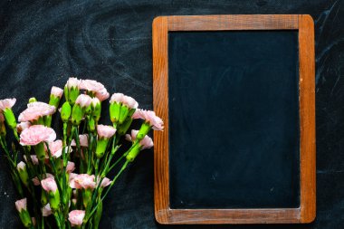 kopyalama alanı ve çiçekler için bir boş tebeşir tahtası