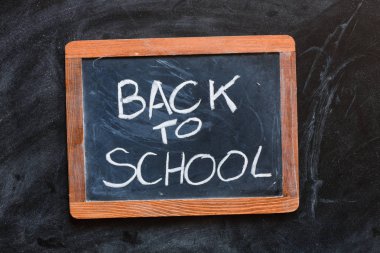 Kara tahta üzerinde okul metin geri. 