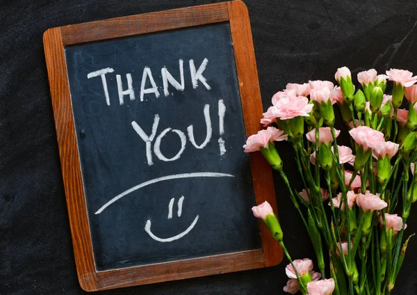 Dank Tekst Schoolbord Een Zwarte Achtergrond Met Bloemen — Stockfoto