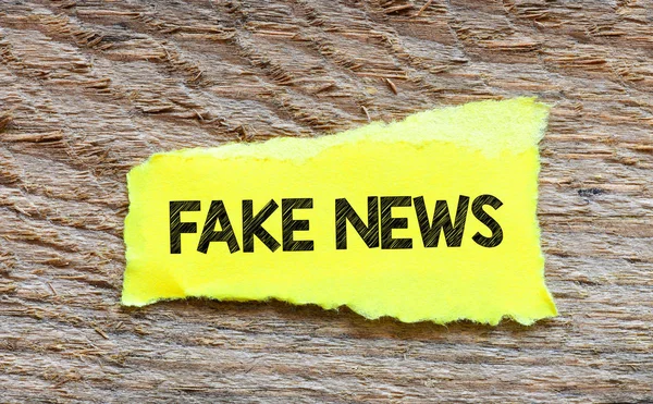 Fake News Tekst Kleine Kaart Een Houten Achtergrond — Stockfoto