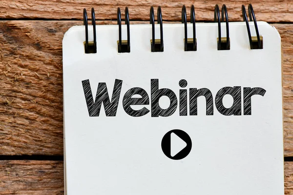 Webinar bir ofis defterine yazılmış. Yukarıdan görüntüle.