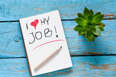 i ahşap arka plan üzerinde defter, kalem ve saksı bitki benim iş yazıt seviyorum