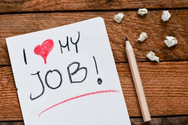 i ahşap arka plan üzerinde defter ve kalem benim iş yazıt seviyorum