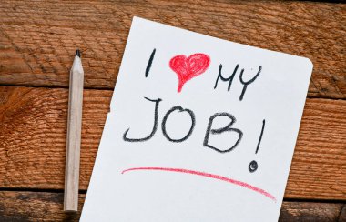 i ahşap arka plan üzerinde defter ve kalem benim iş yazıt seviyorum