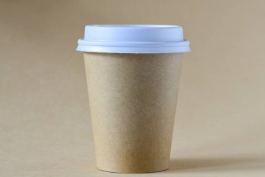 kahverengi arka plan gitmek için kahve ile kahverengi kağıt fincan yakın çekim görünümü