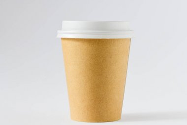 gri arka plan gitmek için kahve ile kahverengi kağıt fincan yakın çekim görünümü