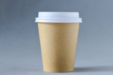 gri arka plan gitmek için kahve ile kahverengi kağıt fincan yakın çekim görünümü