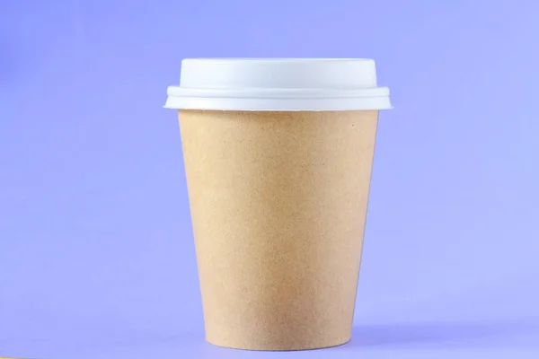 青い背景に行くコーヒーと茶色の紙コップのクローズアップビュー — ストック写真