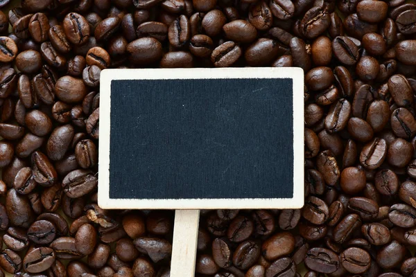 Leere Kleine Tafel Auf Dem Hintergrund Von Kaffeebohnen Blick Von — Stockfoto