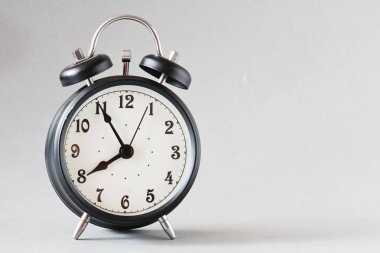 gri arka planda Retro çalar saatin yakın çekim görünümü