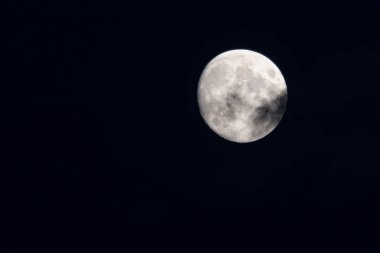 Gece gökyüzünde ay tutulması kısmi.