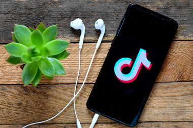 Poznan, Polonya, 16 Temmuz 2019: Samsung S9 üzerinde tik tok uygulama simgesi + ekran yakın çekim. Tik tok simgesi. tik tok uygulama. Tiktok sosyal medya ağı