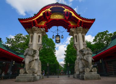 Berlin, Almanya, 21 Temmuz 2019: Berlin Hayvanat bahçesinin girişi. Almanya.