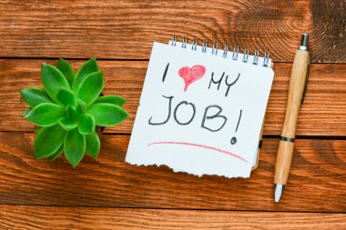 i ahşap arka plan üzerinde defter ve kalem benim iş yazıt seviyorum