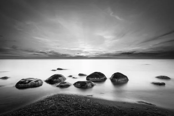 Photo Monochrome Paysage Naturel Avec Bord Mer Sur Fond Coucher — Photo