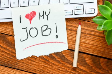 i ahşap arka plan üzerinde defter ve kalem benim iş yazıt seviyorum